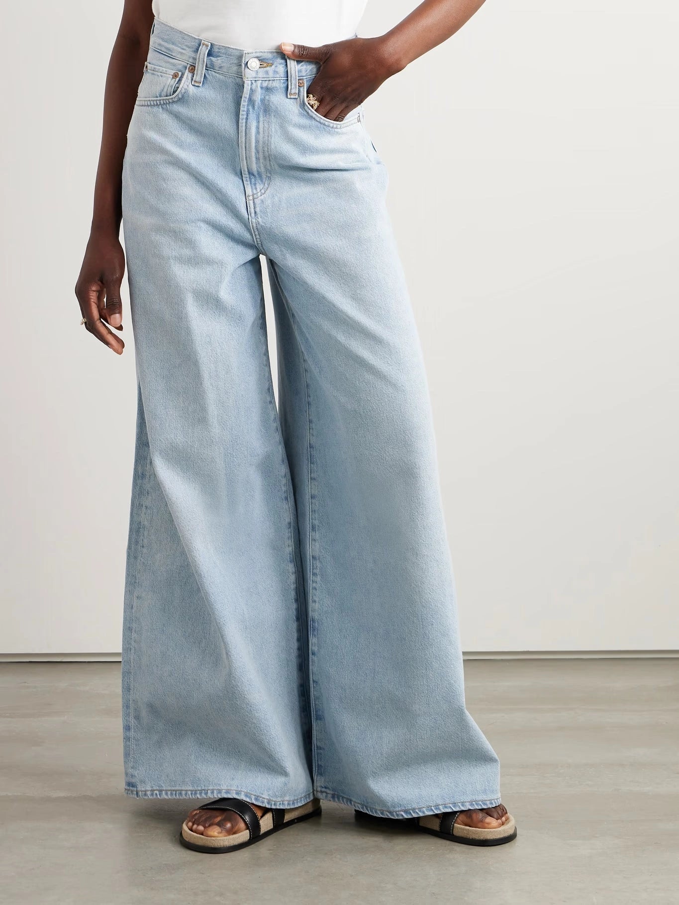 D600 Light Blue Wide-Leg Jeans