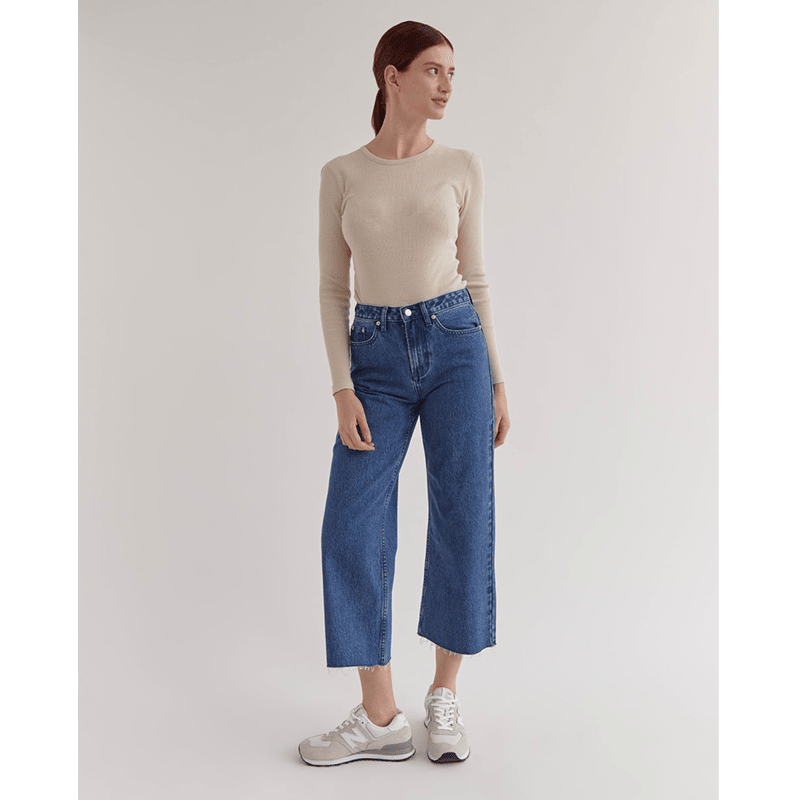Wide-leg frayed hem jeans