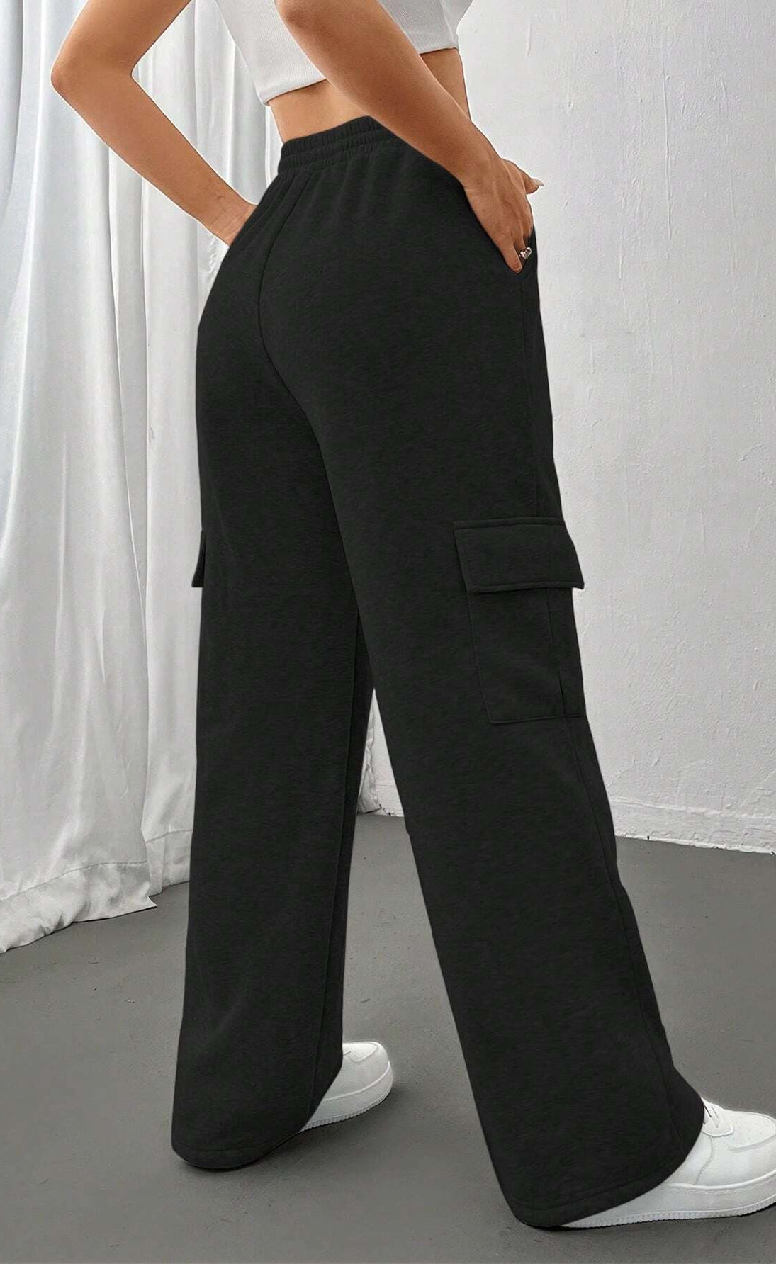 D600 PURE BLACK HIGH WAISTED CARGO SWEATPANT