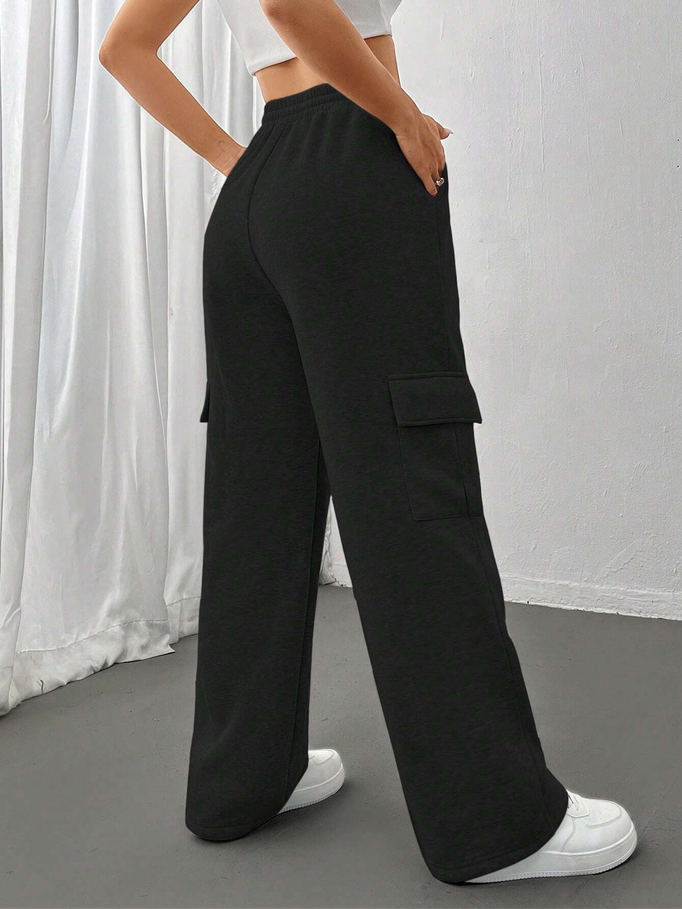 D600 PURE BLACK HIGH WAISTED CARGO SWEATPANT