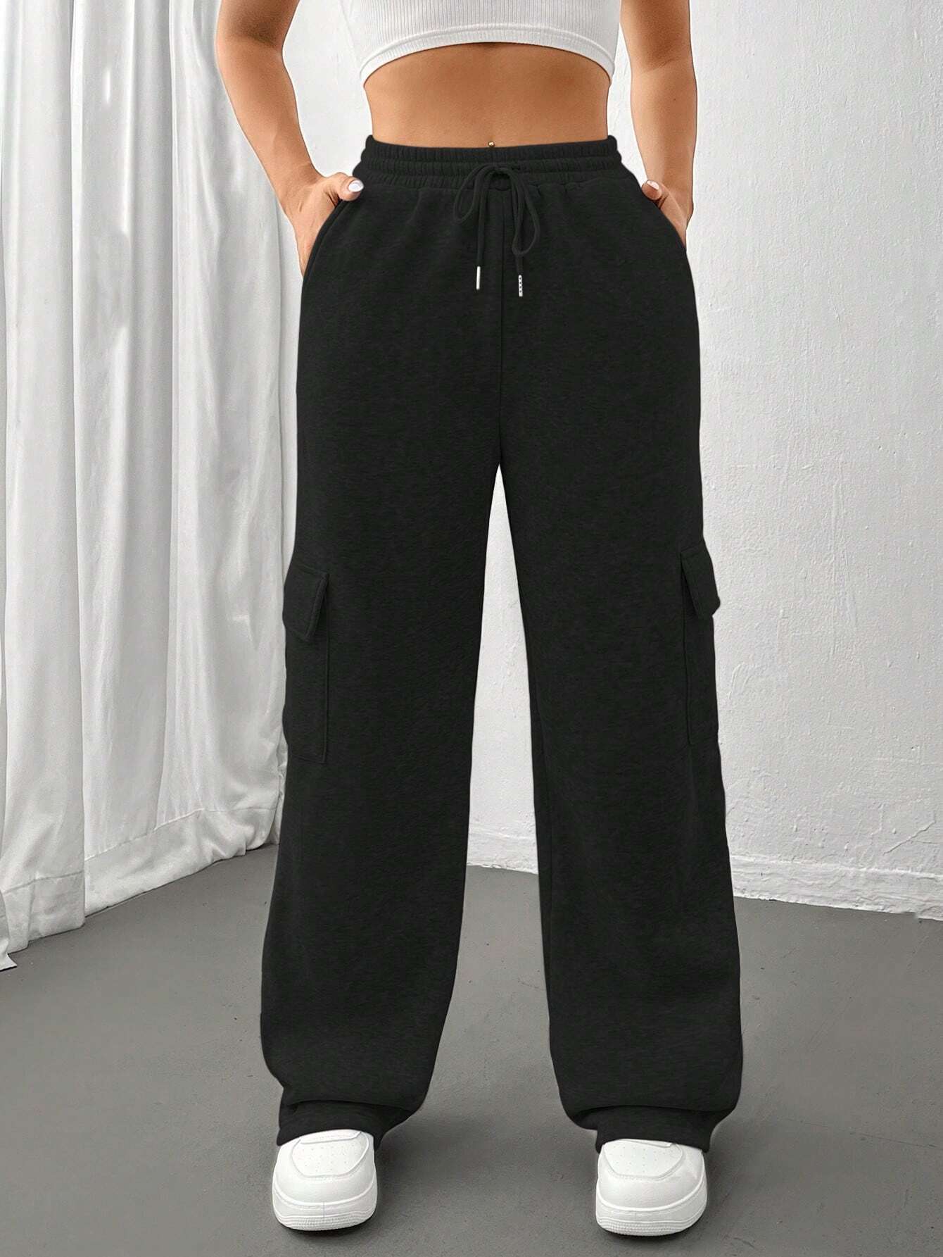 D600 PURE BLACK HIGH WAISTED CARGO SWEATPANT