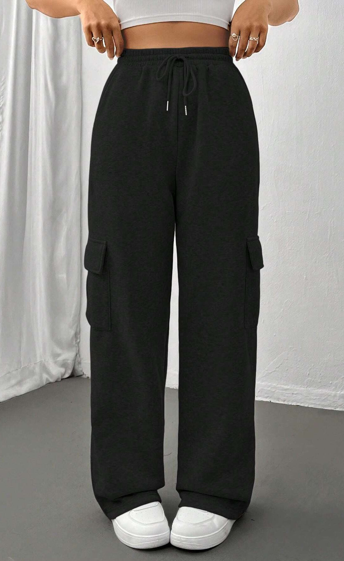 D600 PURE BLACK HIGH WAISTED CARGO SWEATPANT
