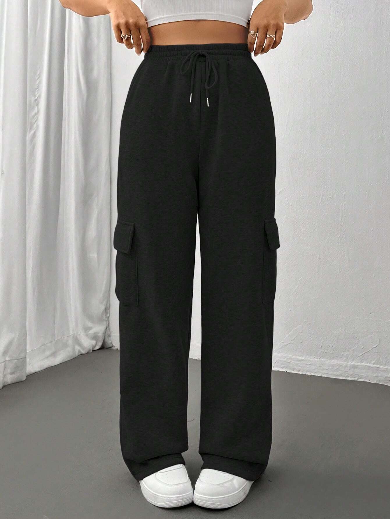 D600 PURE BLACK HIGH WAISTED CARGO SWEATPANT