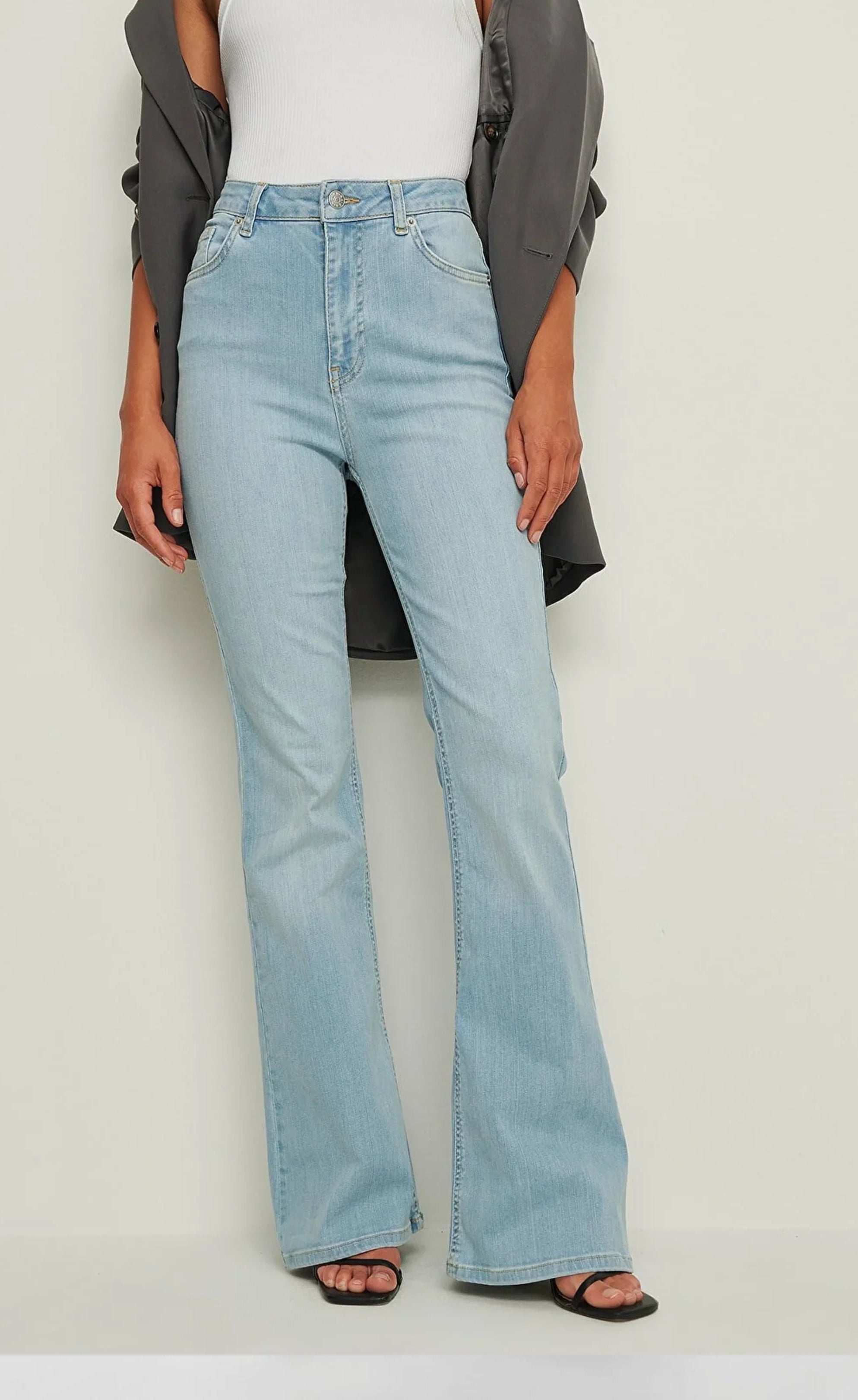 D600 High-Waist Flared Jeans - Light Blue