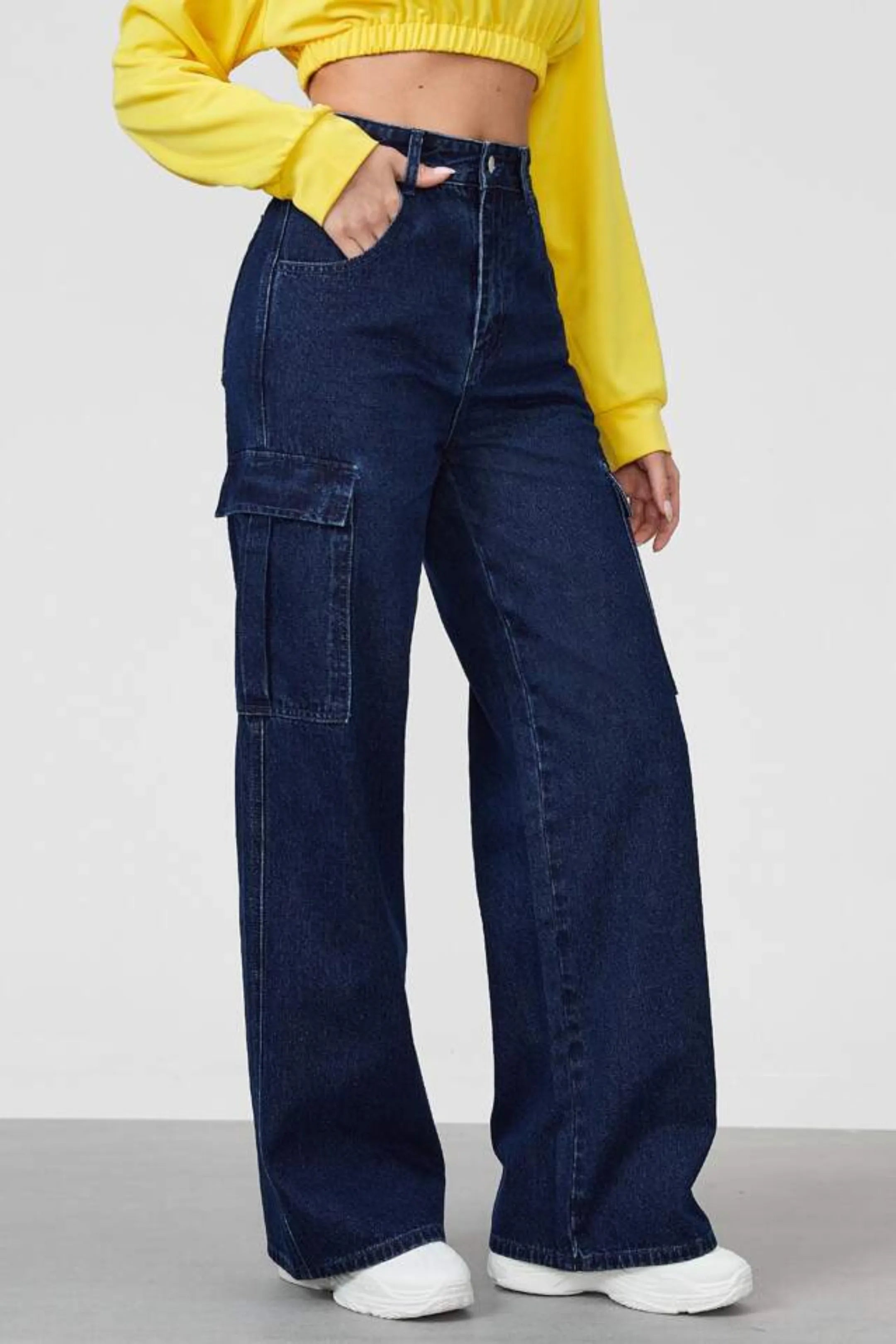 Baggy Wide-Leg Cargo Jeans