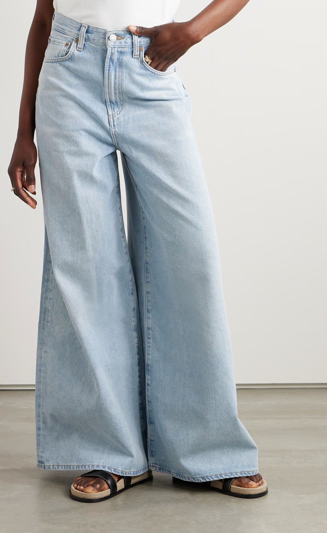 D600 Light Blue Wide-Leg Jeans