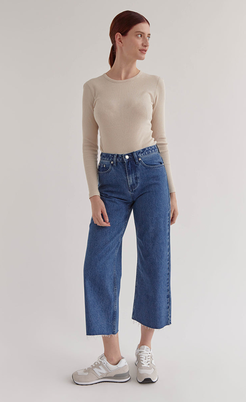 Wide-leg frayed hem jeans