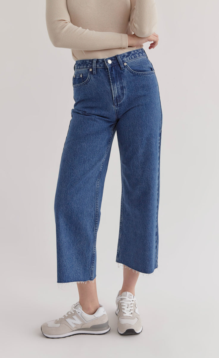 Wide-leg frayed hem jeans