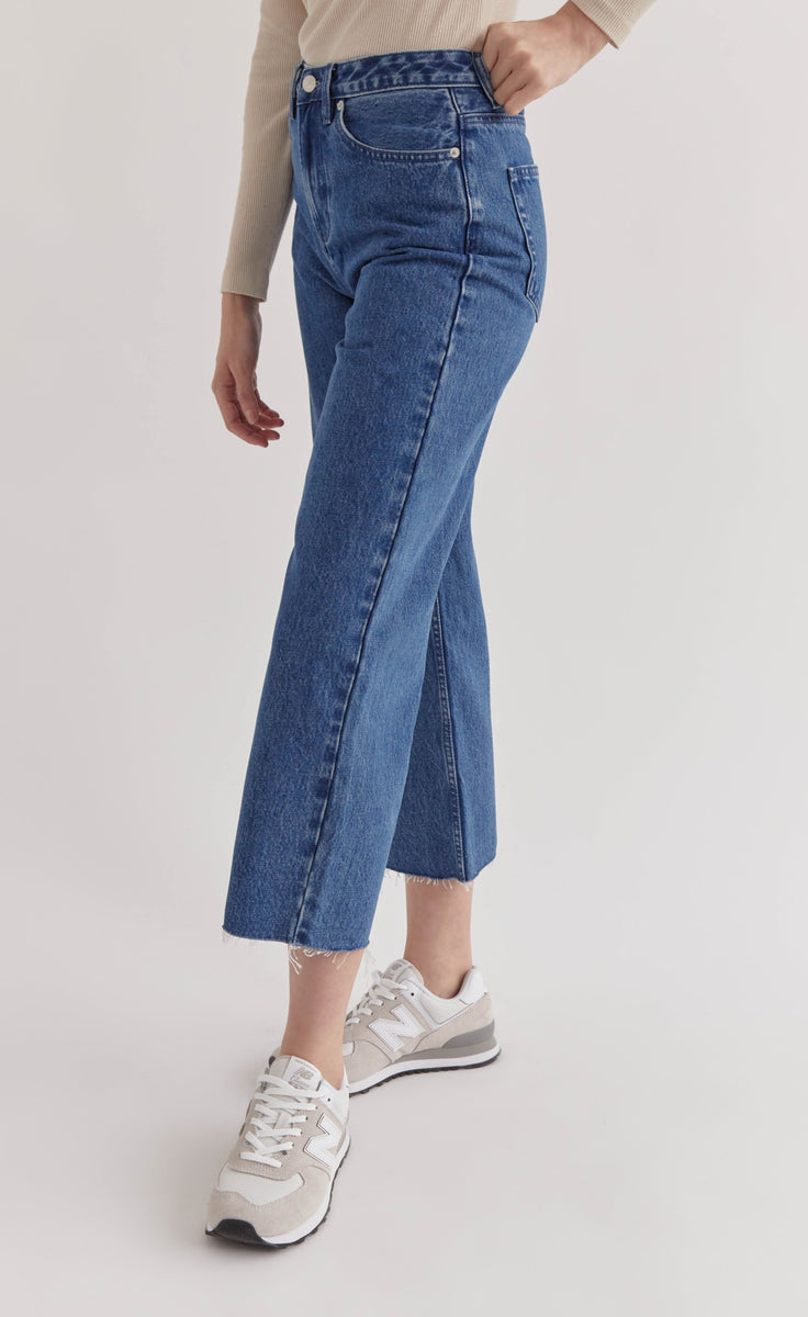 Wide-leg frayed hem jeans