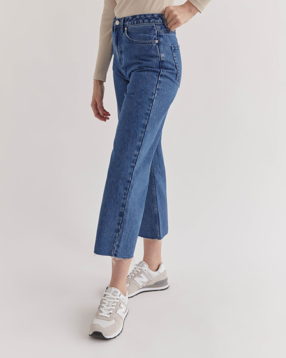 Wide-leg frayed hem jeans