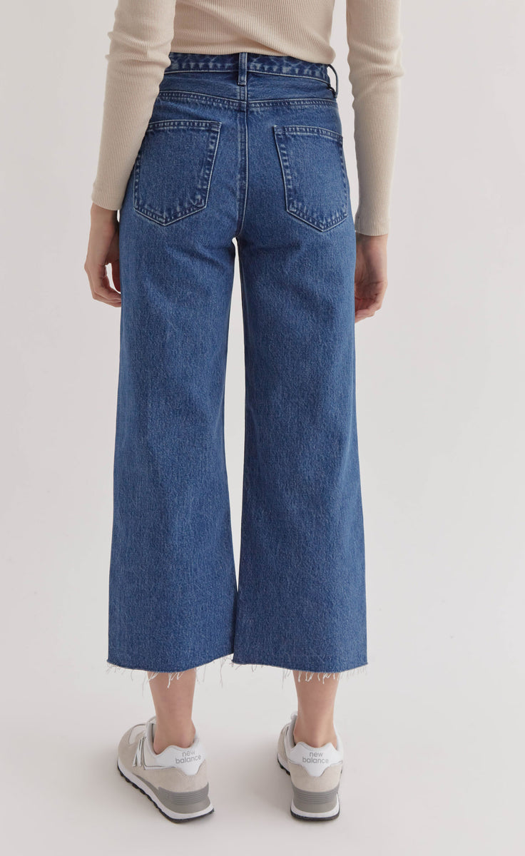 Wide-leg frayed hem jeans