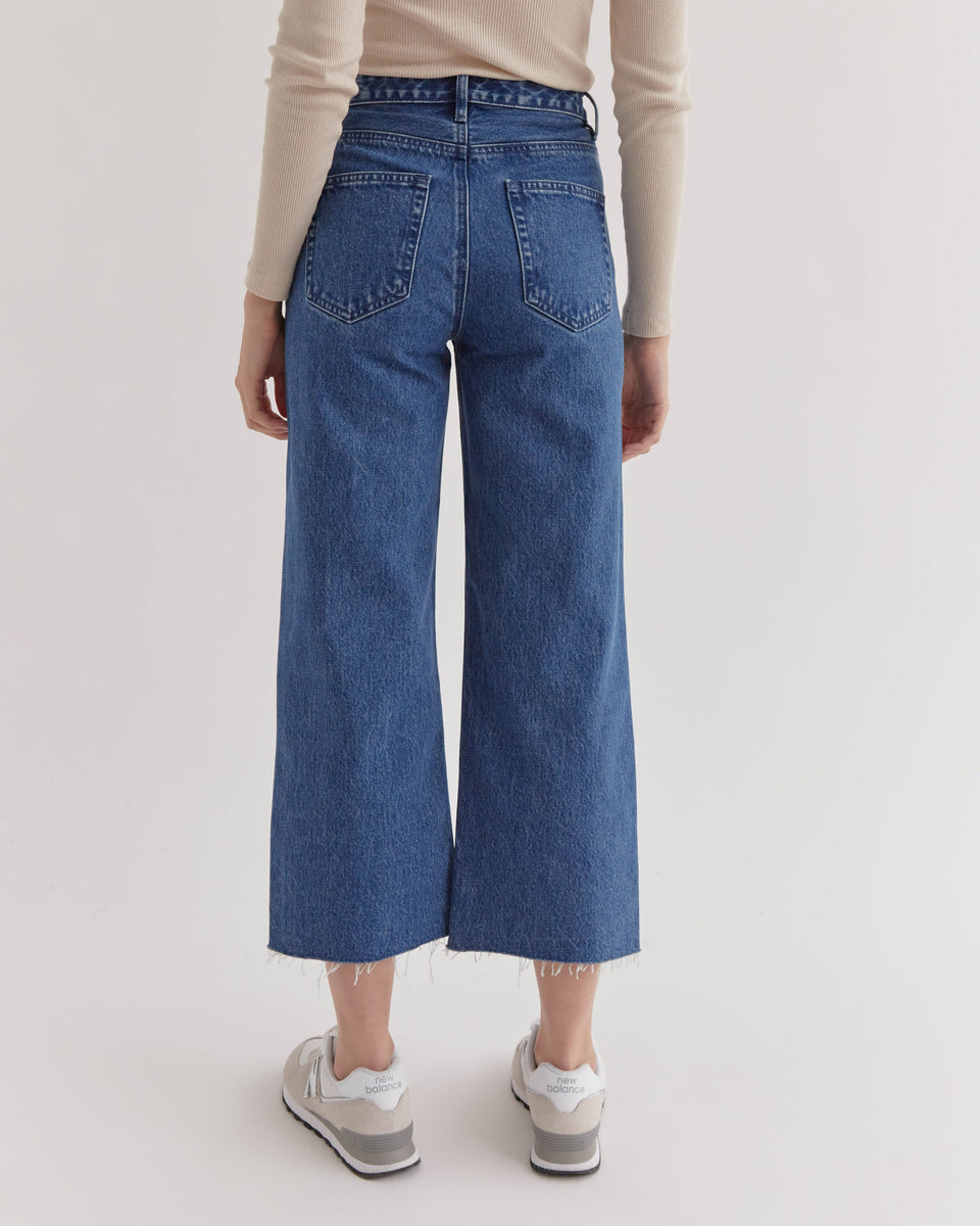 Wide-leg frayed hem jeans
